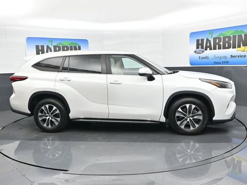 Used 2023 Toyota Highlander XLE FWD image 7