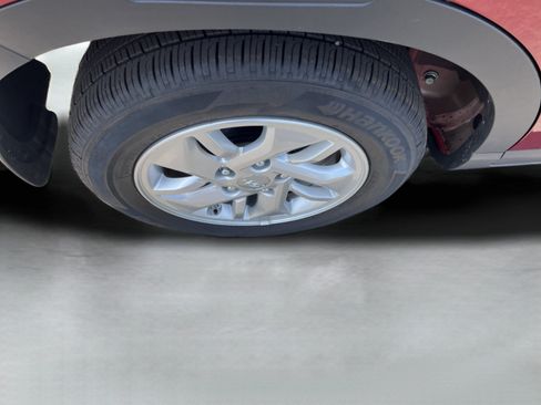 Used 2025 Hyundai Venue SE FWD image 9