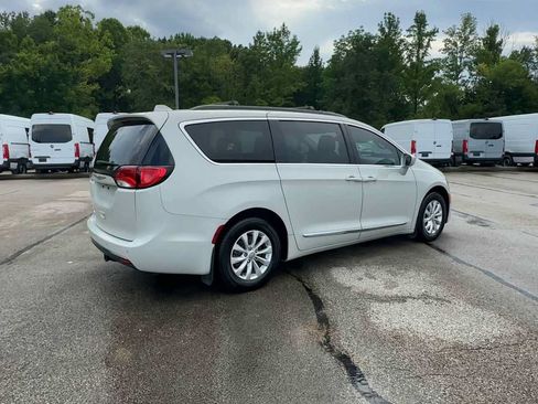 Used 2017 Chrysler Pacifica Touring-L FWD image 8
