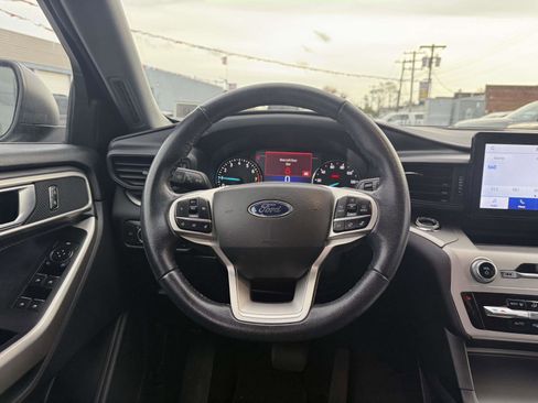 Used 2022 Ford Explorer XLT image 13