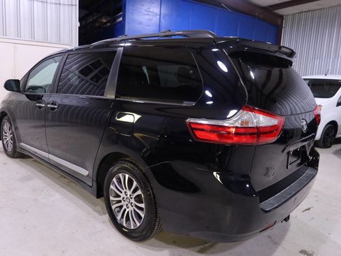 Used 2019 Toyota Sienna XLE 8 Passenger 4dr Mini Van image 3