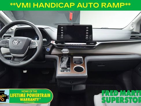 Used 2022 Toyota Sienna XLE image 19