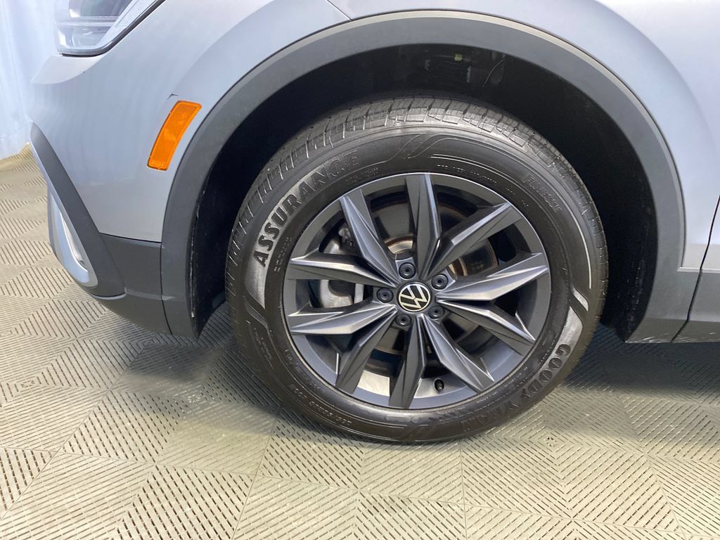 Used 2023 Volkswagen Tiguan SE AWD/4WD image 46