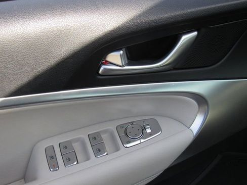 Used 2025 Genesis G70 2.5T image 11