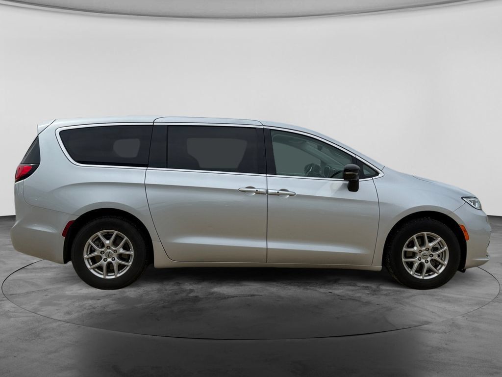 Used 2024 Chrysler Pacifica Touring-L FWD image 10