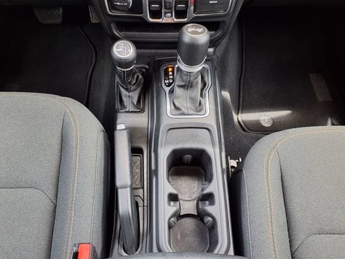 Used 2025 Jeep Wrangler Unlimited Sahara AWD/4WD image 28