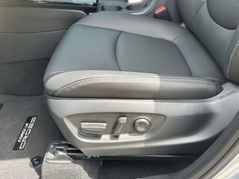 Used 2026 Toyota Corolla Cross XLE FWD image 29