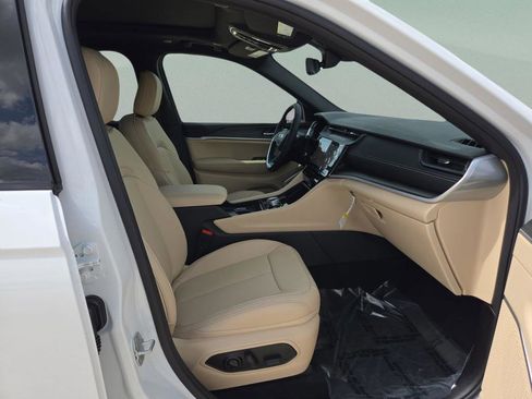 New 2026 Jeep Grand Cherokee Limited w/ Luxury Tech Group II RWD image 28