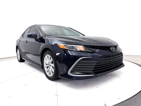 Used 2022 Toyota Camry LE w/ Carpet Mat Package (TMS) FWD image 11