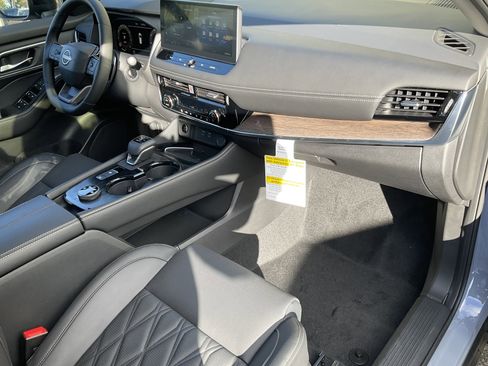 Used 2025 Nissan Rogue Platinum image 34