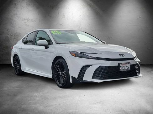 Used 2025 Toyota Camry SE FWD image 2