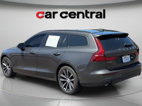 Used 2021 Volvo V60 T5 Momentum FWD image 3