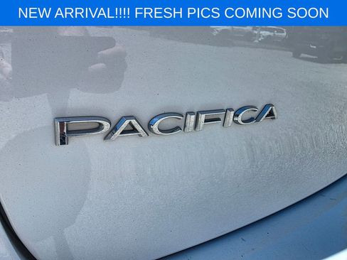 Used 2024 Chrysler Pacifica Touring-L FWD image 15