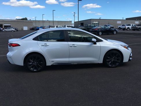 Used 2025 Toyota Corolla SE AWD/4WD image 9