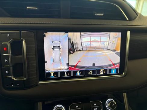 Used 2021 GMC Yukon Denali w/ Denali Premium Package AWD/4WD image 4
