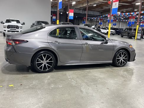 Used 2023 Toyota Camry SE image 5