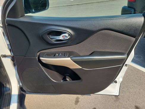 Used 2018 Jeep Cherokee Latitude FWD image 39