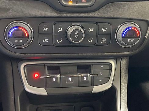 Used 2024 GMC Terrain SLT FWD image 30