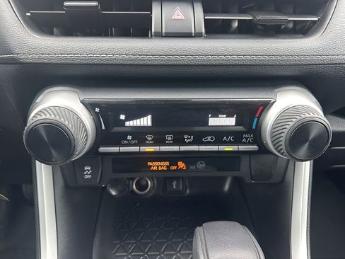 Used 2021 Toyota RAV4 LE image 17