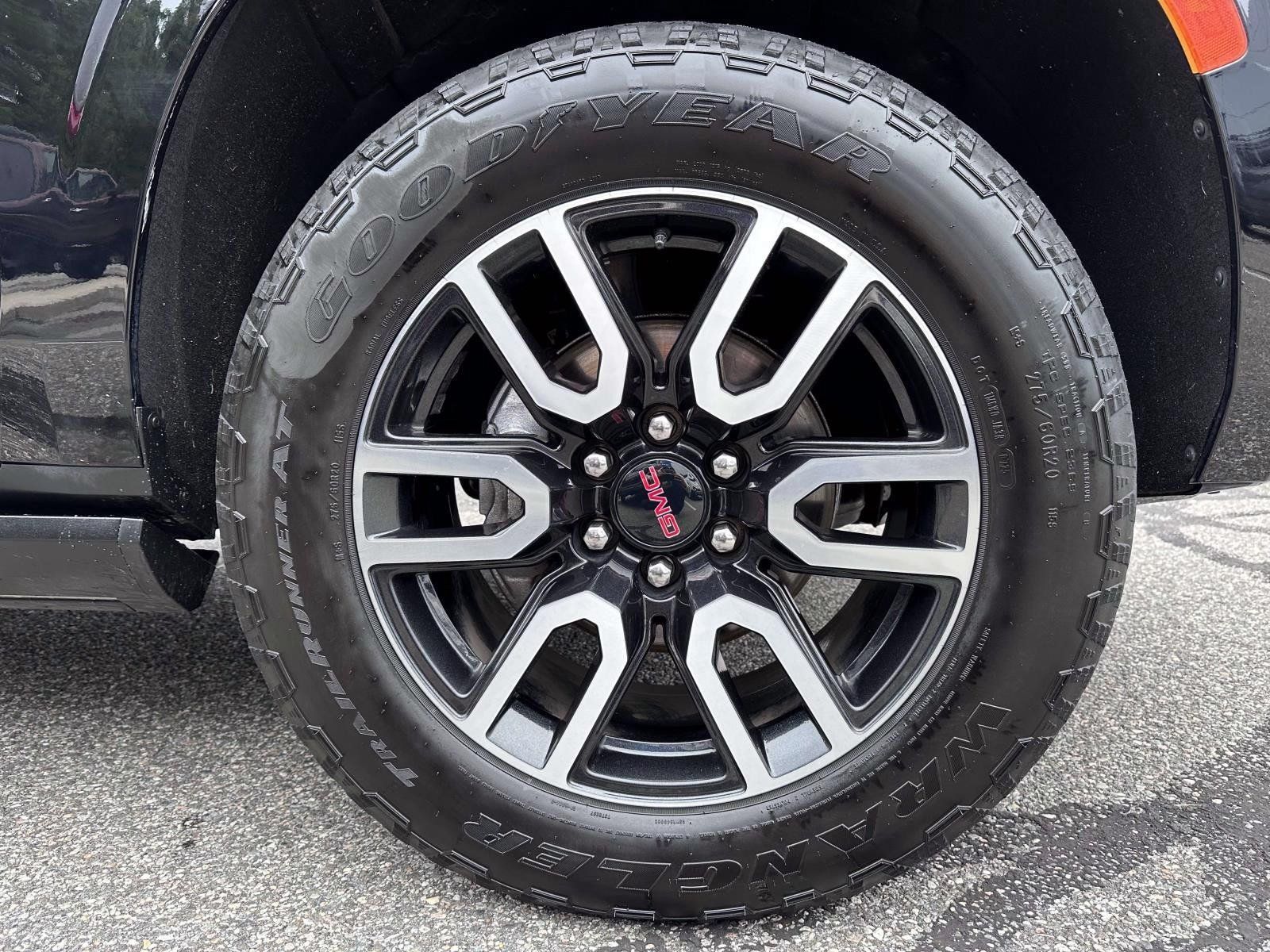 Used 2023 GMC Yukon XL AT4 w/ Technology Package AWD/4WD image 5