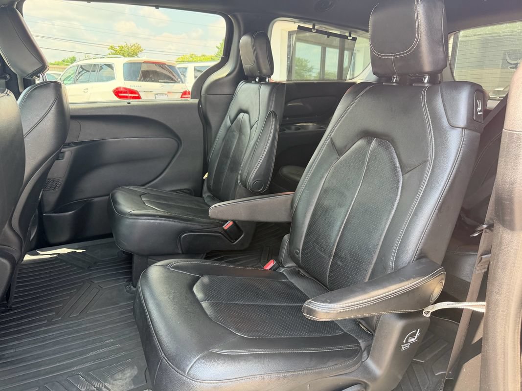 Used 2020 Chrysler Pacifica Touring-L w/ S Appearance Package FWD image 12