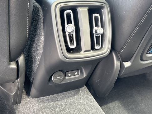 Used 2024 Volvo XC40 B5 Plus w/ Protection Package Premier AWD/4WD image 9