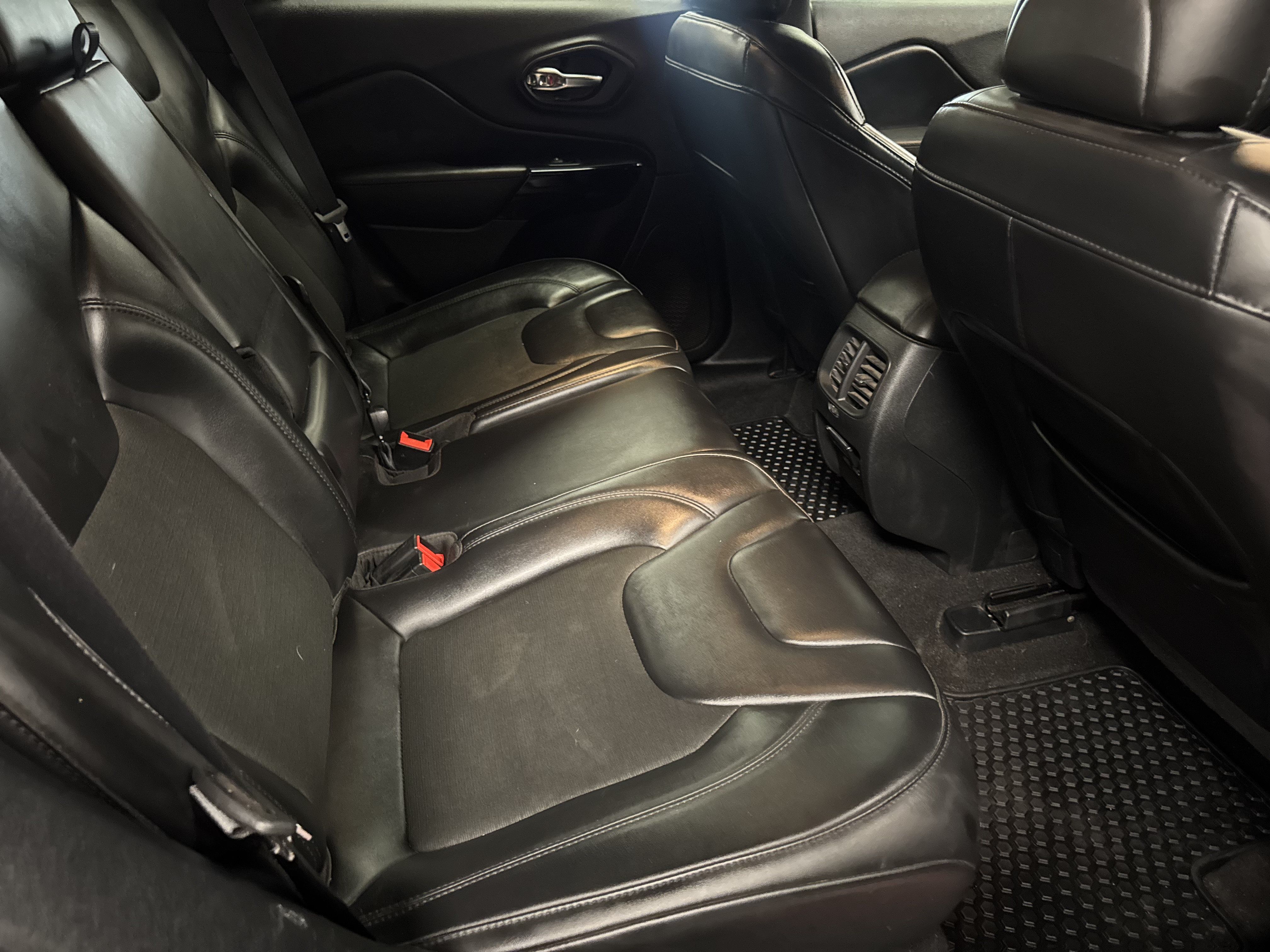 Used 2020 Jeep Cherokee Latitude Plus AWD/4WD image 18