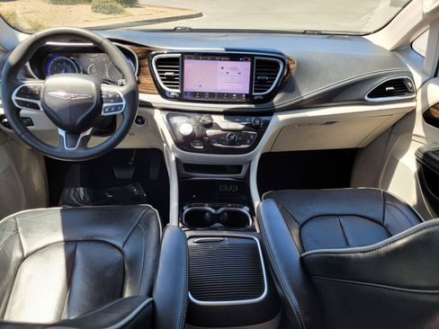 Used 2023 Chrysler Pacifica Limited FWD image 19