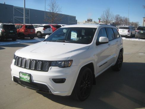 Used 2021 Jeep Grand Cherokee Laredo X image 4