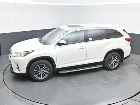Used 2019 Toyota Highlander XLE w/ Carpet Mat Package (TMS) AWD/4WD image 22