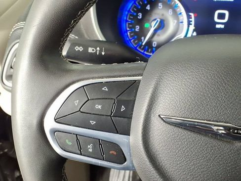Used 2023 Chrysler Pacifica Touring-L AWD/4WD image 21