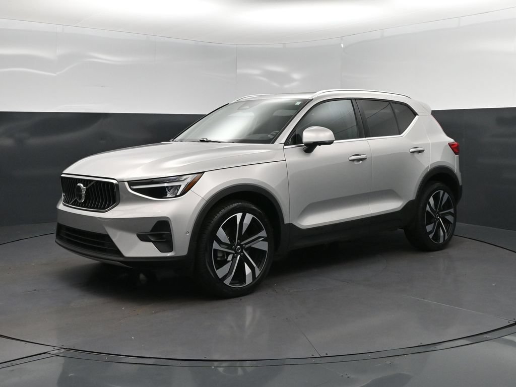Used 2025 Volvo XC40 B5 Plus AWD/4WD image 3