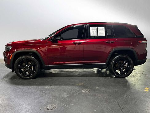 Used 2023 Jeep Grand Cherokee Altitude AWD/4WD image 6
