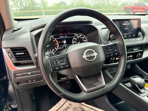 Used 2025 Nissan Rogue SV AWD/4WD image 11