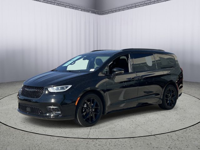 Used 2025 Chrysler Pacifica Limited FWD image 2