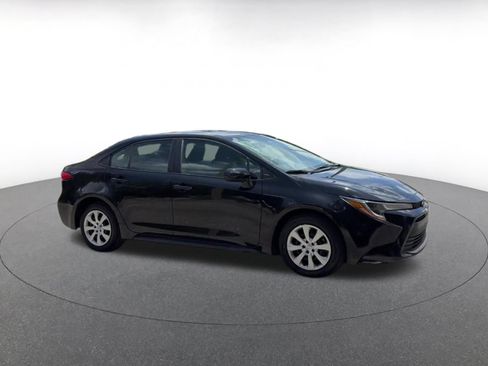 Used 2025 Toyota Corolla LE FWD image 2
