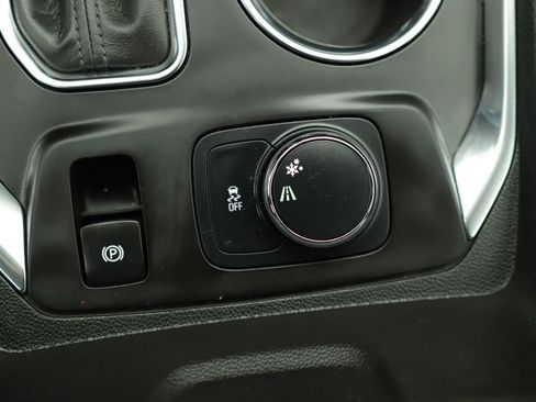 Used 2020 Chevrolet Traverse LT image 16