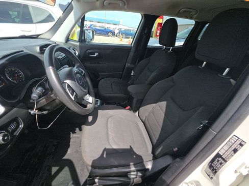 Used 2018 Jeep Renegade Latitude FWD image 8