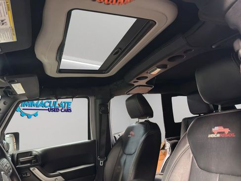 Used 2018 Jeep Wrangler Unlimited Rubicon w/ Connectivity Group image 9