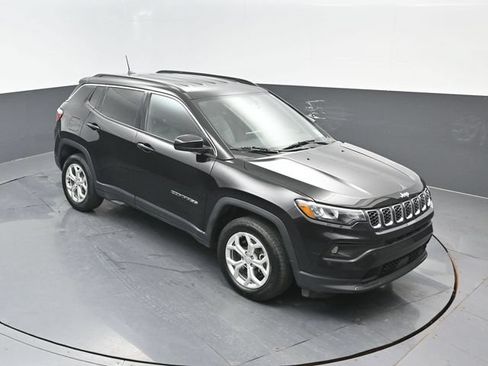 Used 2024 Jeep Compass Latitude AWD/4WD image 17