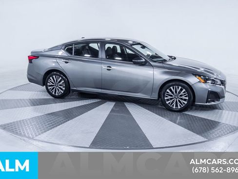 Used 2025 Nissan Altima 2.5 SV FWD image 13