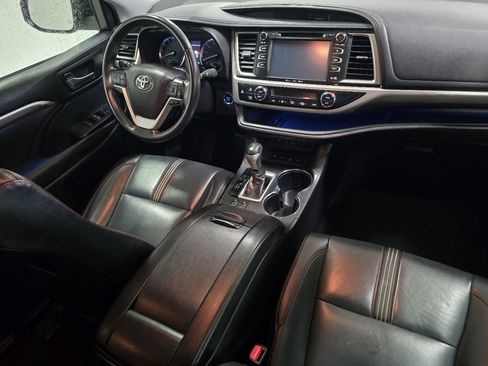 Used 2019 Toyota Highlander SE AWD/4WD image 22