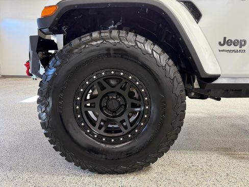 Used 2022 Jeep Wrangler Unlimited Sahara w/ Cold Weather Group image 9