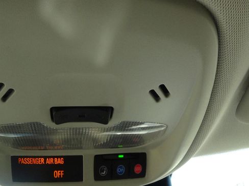 Used 2025 Chevrolet Trax LT w/ LT Convenience Package FWD image 29