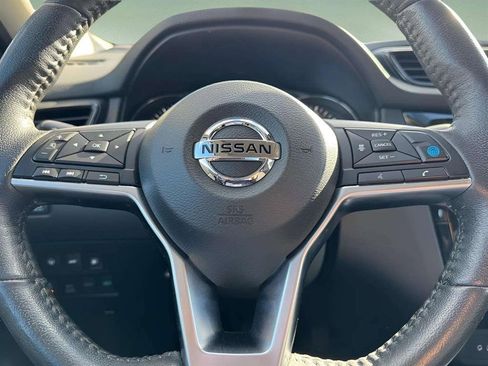 Used 2019 Nissan Rogue SV w/ Premium Package image 16