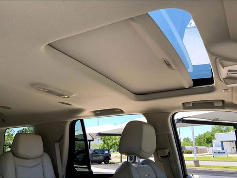 Used 2017 Cadillac Escalade Luxury AWD/4WD image 14