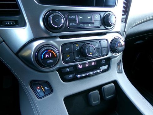 Used 2019 Chevrolet Suburban LT image 25