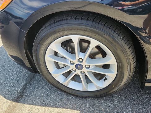 Used 2020 Ford Fusion SE FWD image 18