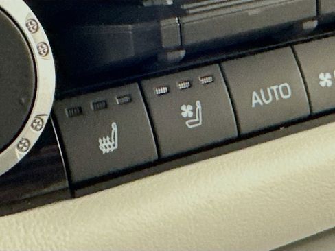 Used 2023 Toyota Sequoia Capstone AWD/4WD image 21