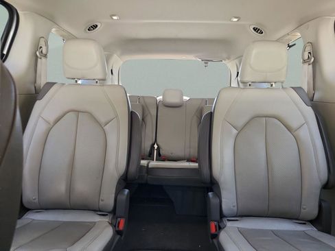 Used 2019 Chrysler Pacifica Touring-L image 17